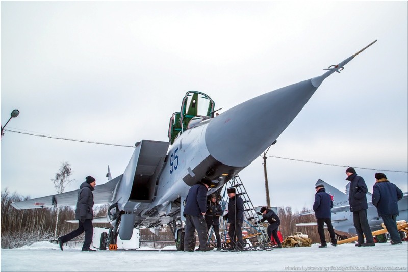 探秘米格-31截击机改装车间 墙挂苏联宣传画