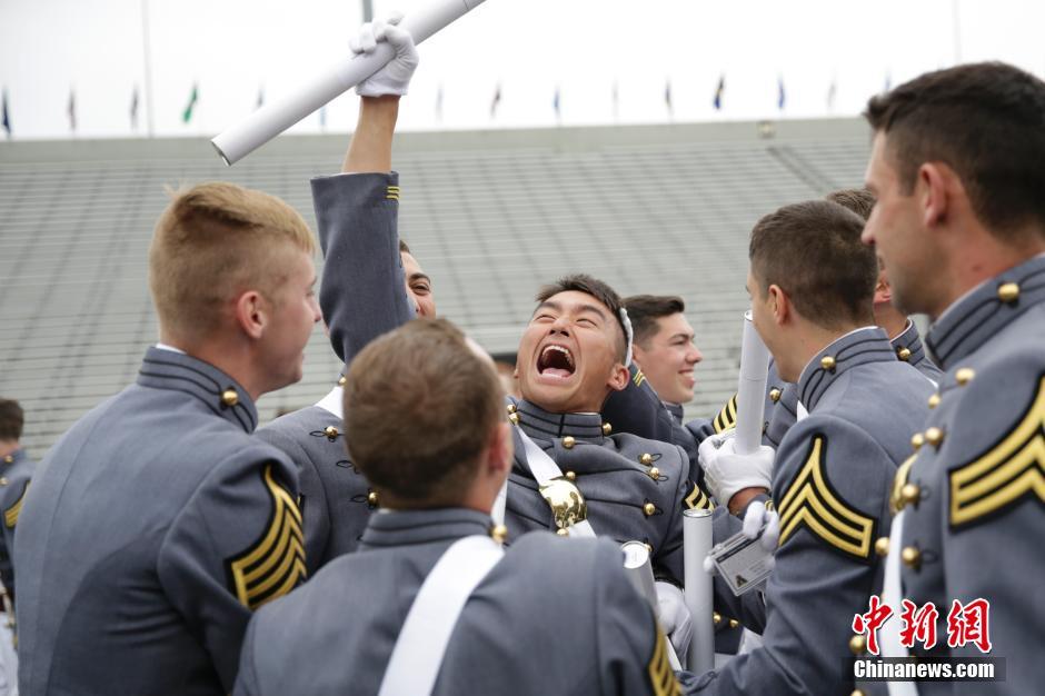 美国西点军校举行毕业典礼 副总统拜登出席