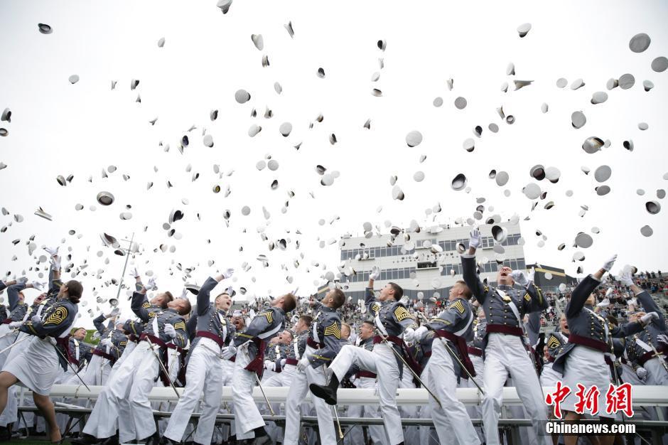 美国西点军校举行毕业典礼 副总统拜登出席