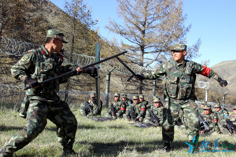 看:新疆边防武警野外拉练驻训 7天跨越四季