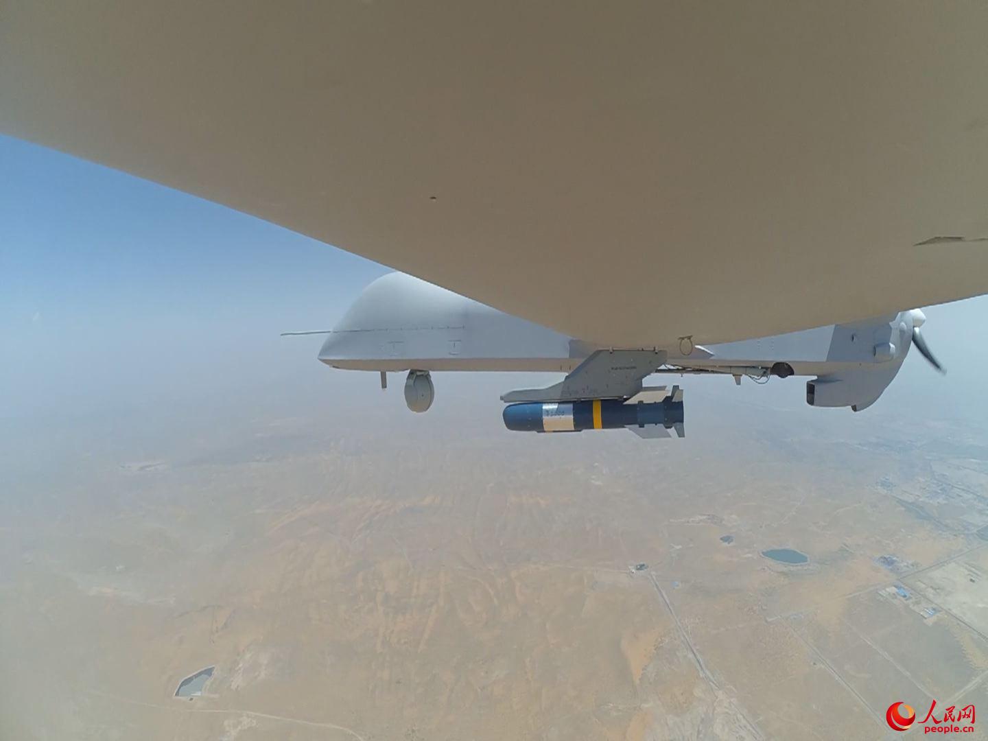 &ldquo;彩虹-4&rdquo;无人机机翼下挂载AR-1导弹。