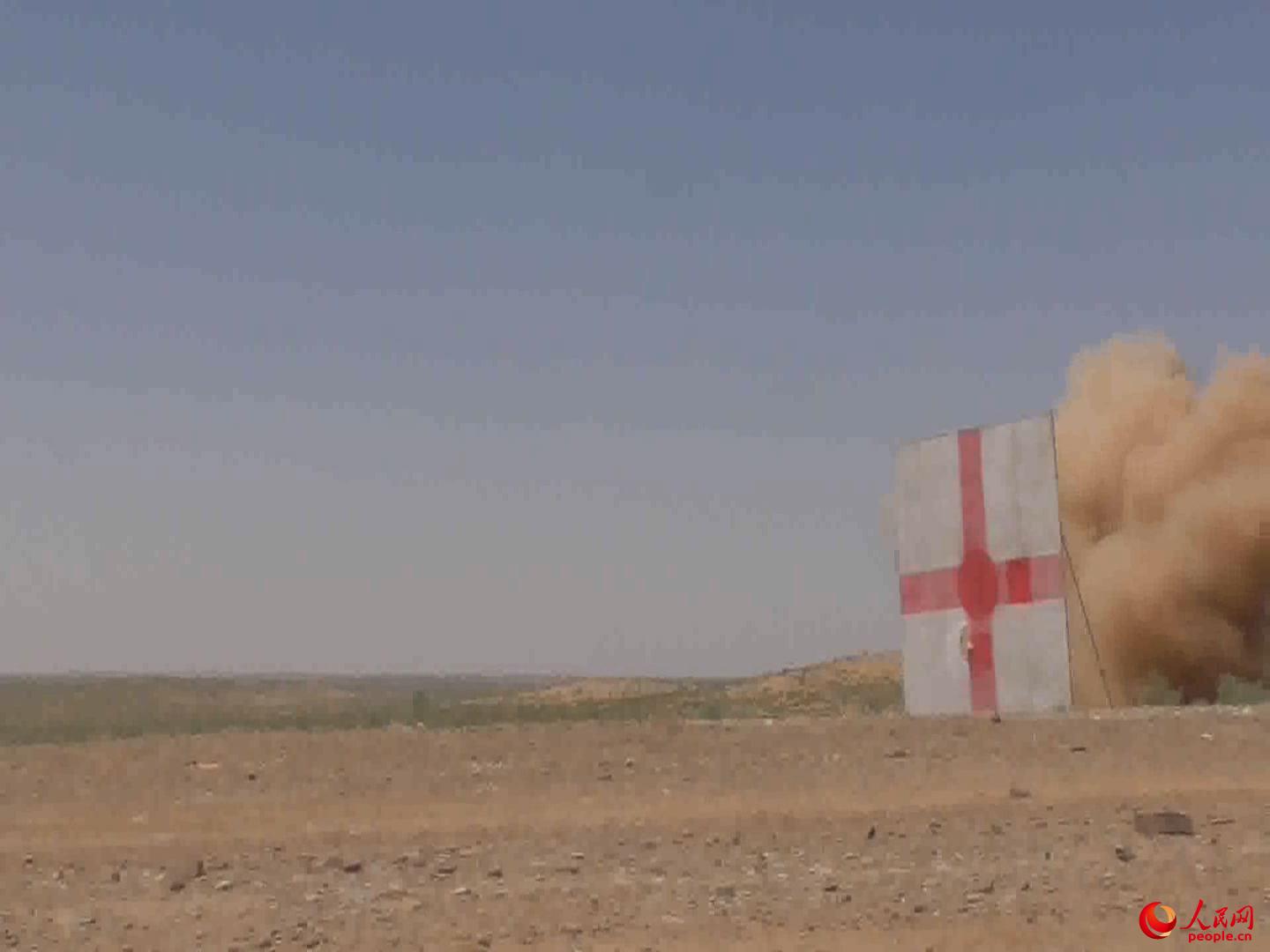 击中目标，能清晰看到靶标上的弹孔。由于试验中弹头没有装药，所以并不爆炸。