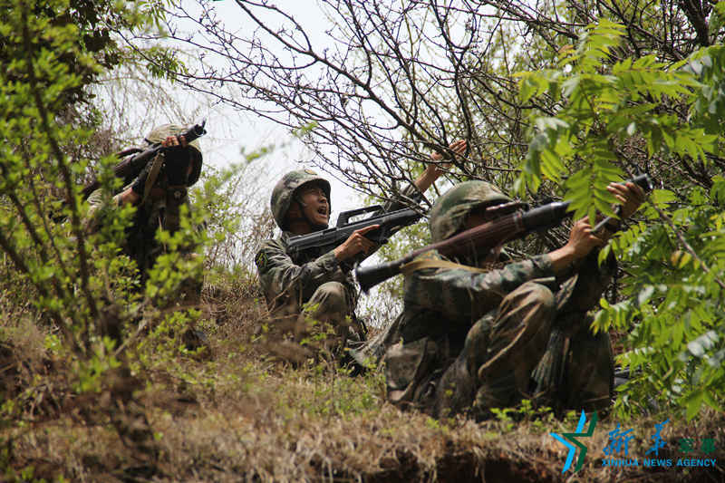 &uarr;对敌进行火力打击，摧毁目标火力点 周俊义摄