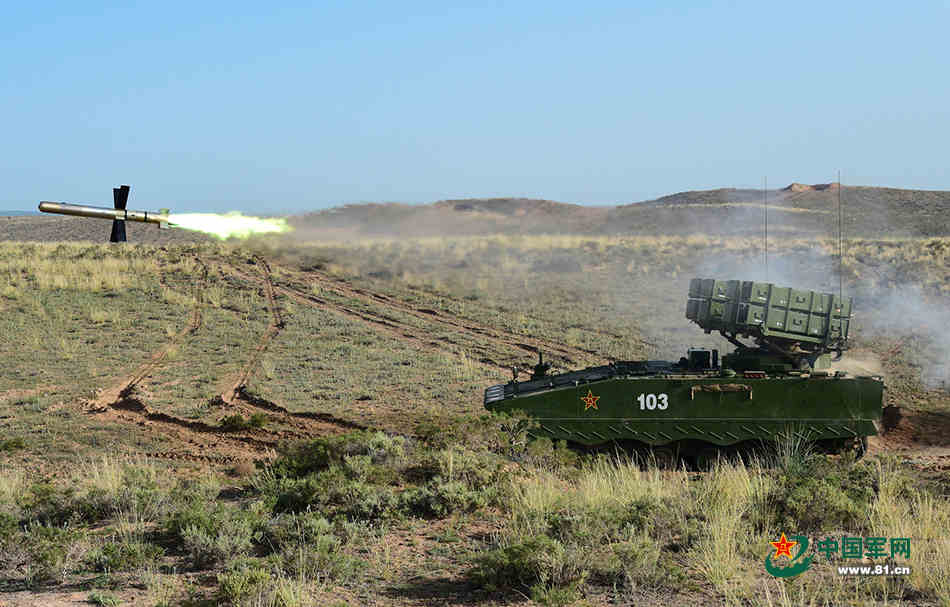 难得一见!近距离观看红箭10导弹出筒飞行!