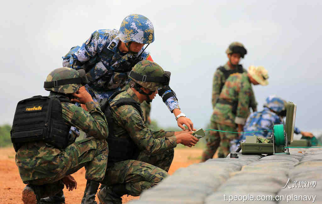 高清：中国海军陆战队女兵联演中玩转大毒蛇【5】
