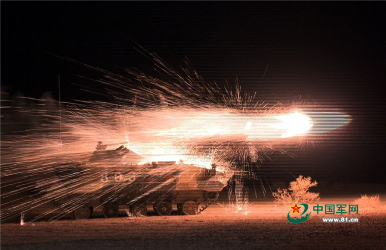 空降战车携带某型车载导弹夜间射击发射瞬间。