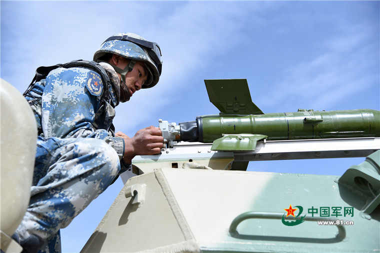 导弹射手将某型导弹装填至发射架上。