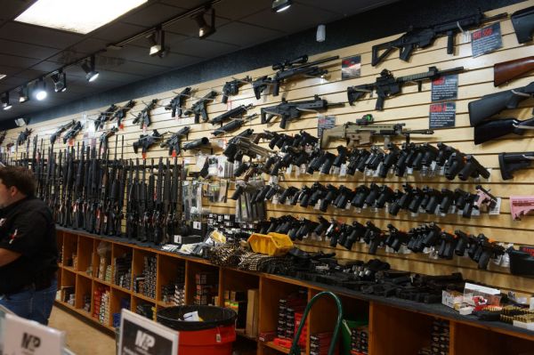 记者亲历:在商店15分钟买到奥兰多惨案同款步枪