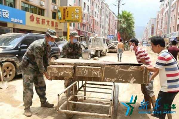 7月12日,第31集团军某团官兵在福建省闽清县坂东镇帮助群众清理街道淤泥,恢复灾后秩序2。杨钟摄 7月12日,第31集团军某团官兵在福建省闽清县坂东镇帮助群众清理街道淤泥,恢复灾后秩序2。杨钟摄