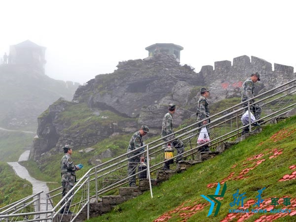 专家团来到乃堆拉哨所巡诊,并为官兵送去慰问品。李仲雪摄 专家团来到乃堆拉哨所巡诊,并为官兵送去慰问品。李仲雪摄