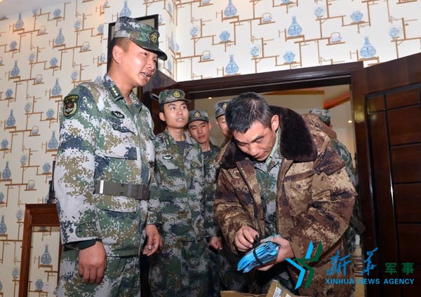 二军医大第一附属医院副政委卞文明为边防官兵发护膝。李仲雪摄 二军医大第一附属医院副政委卞文明为边防官兵发护膝。李仲雪摄