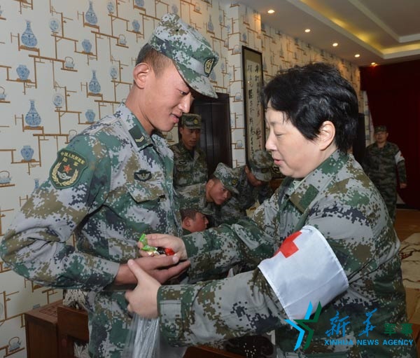 专家惠宁为边防战士边体检边发糖果。李仲雪摄 专家惠宁为边防战士边体检边发糖果。李仲雪摄