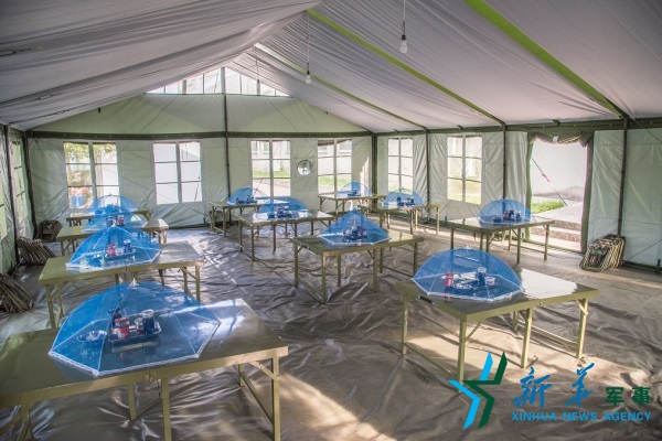 整洁卫生的帐篷餐厅。廖振华摄