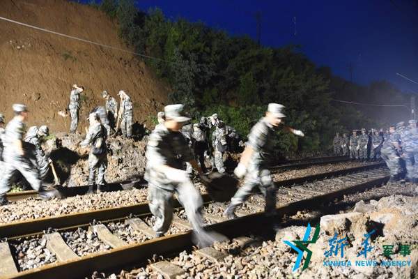 官兵昼夜奋战在抢修铁路一线。侯军强摄