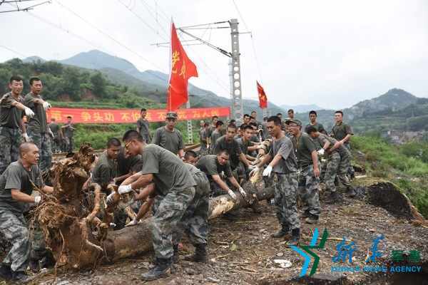 官兵齐心协力清除障碍。侯军强摄