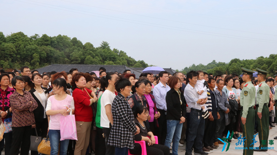 ↑资料图片：张超烈士骨灰安葬仪式现场，岳阳的父老乡亲纷纷来给张超送别。