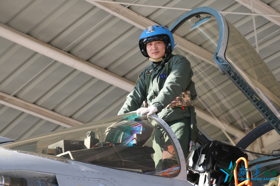 ↑资料图片：张超首次驾驶歼-15战机准备开飞。