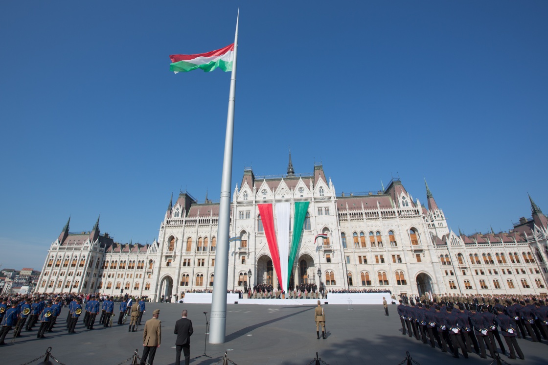 &uarr;8月20日，匈牙利布达佩斯的科舒特广场举行隆重的升旗仪式，庆祝匈牙利国庆节。 当天是匈牙利国庆节，匈牙利全国各地举行各种庆祝活动。 新华社发（弗尔季&middot;奥蒂洛摄）