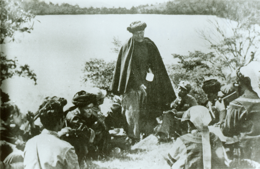 :红军在彝族地区了解政情。(图片由陆军第16集