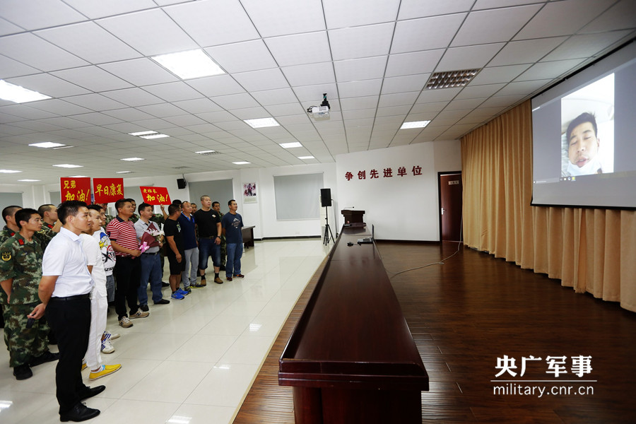 退伍老兵患重病 镇江边检官兵筹善款援助