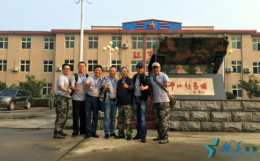 ↑“我们的长征在路上”网络名人在“平江起义团”，为这支成为中国陆军第一支信息化部队点赞。