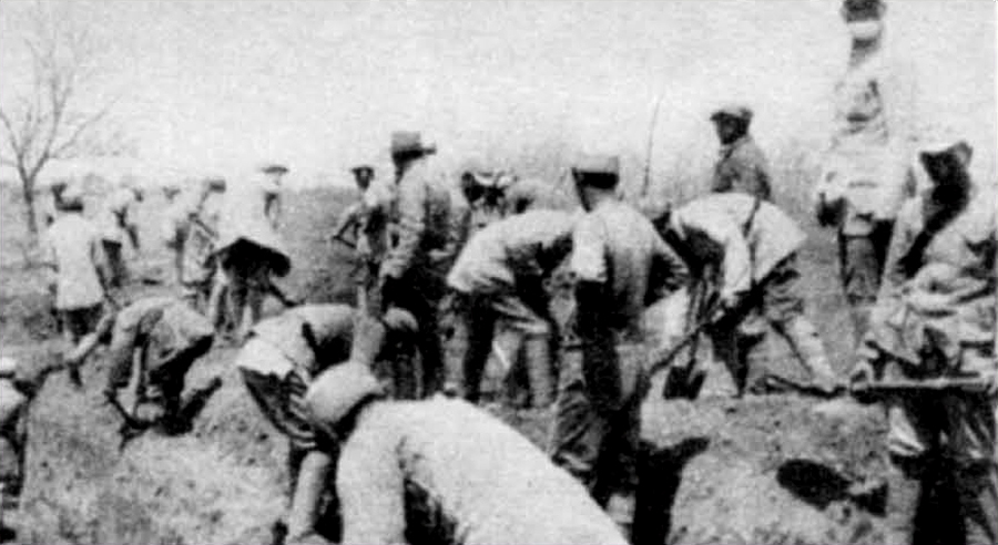 ↑四平保卫战中，部队官兵在泊罗林子抓紧构筑阵地工事。