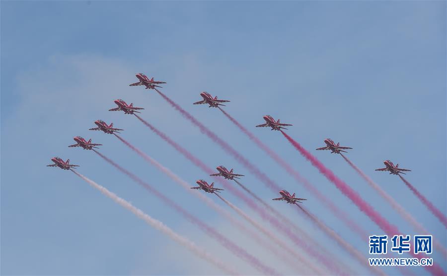 10月22日，英国皇家空军红箭飞行表演队的12架飞机降落前编队经过珠海机场上空。当日，参加第十一届中国国际航空航天博览会的英国皇家空军红箭飞行表演队的12架HAWK喷气式飞机降落在珠海机场。