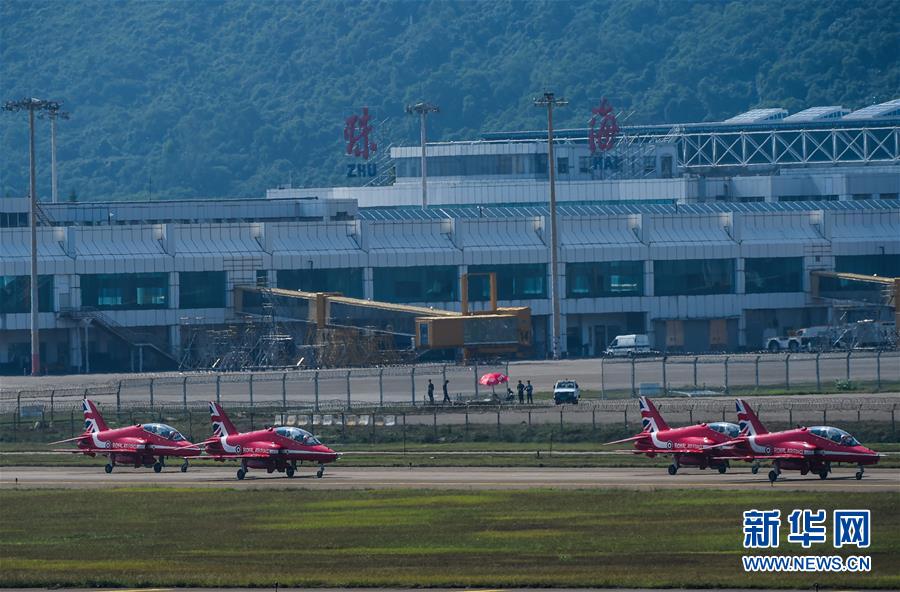 10月22日，英国皇家空军红箭飞行表演队的12架飞机降落前编队经过珠海机场上空。当日，参加第十一届中国国际航空航天博览会的英国皇家空军红箭飞行表演队的12架HAWK喷气式飞机降落在珠海机场。