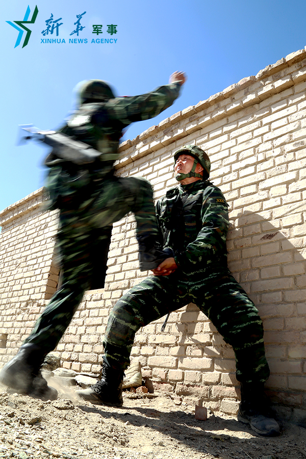 &uarr;每次战斗，王刚都冲在第一个。李鹏 摄