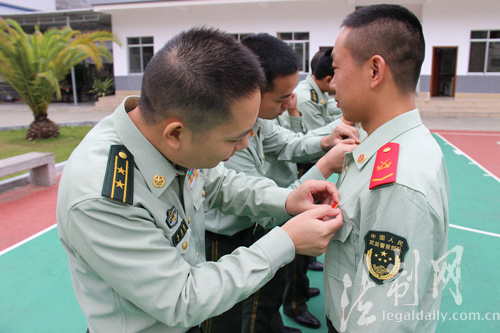 广西百色那坡边防大队开展佩戴党徽主题党日活