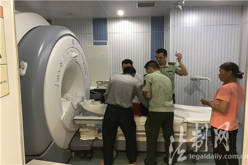 广西梧州边检站官兵为帮扶贫困户开展送医就诊