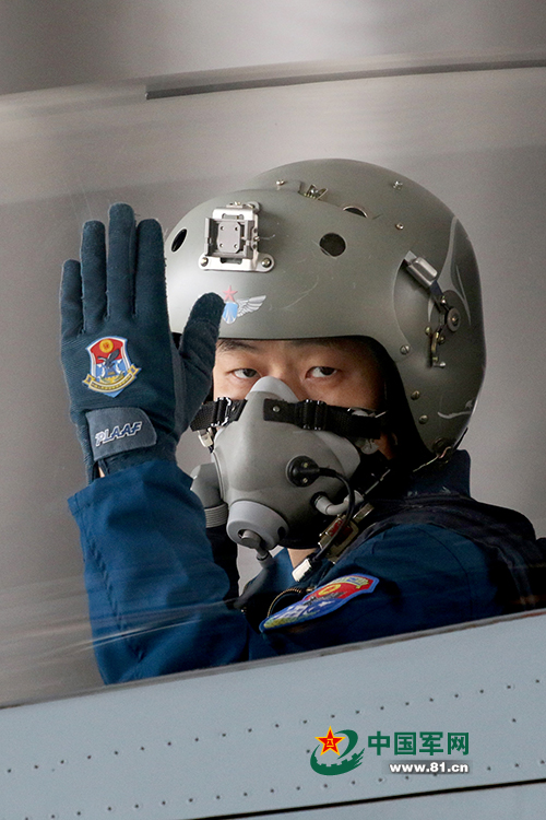 飞行员准备滑出。吴高明摄