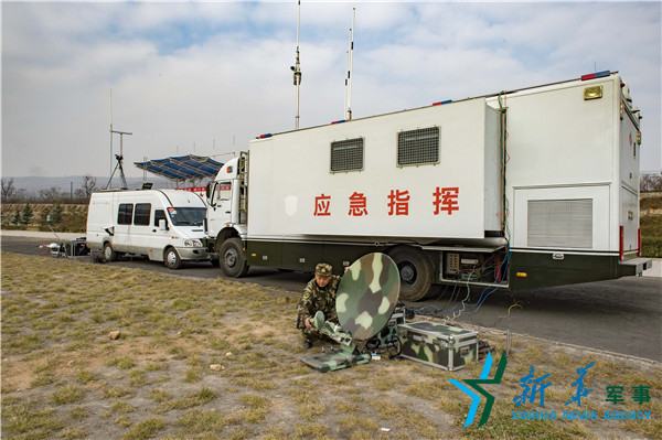 在野外 他们是武警官兵不可缺少的亲密战友