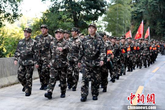武警福建总队冬季野营拉练展开（组图）