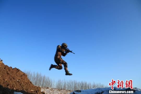 黑龙江：&ldquo;95后&rdquo;边防新兵严寒中开展野外战术训练