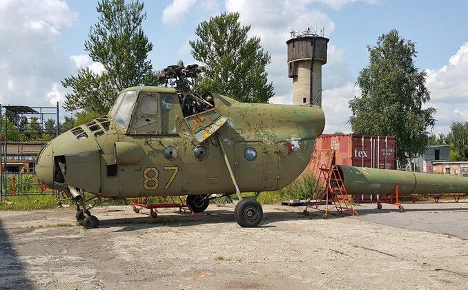 &uarr;&ldquo;莫斯科飞机大修车间&rdquo;是俄罗斯维修小型飞机和航空设备的龙头企业。全俄90%的安-2运输机和70%的米-2直升机都在这里修复，修复完成后主要送往各地的博物馆,其中一部分&ldquo;古董&rdquo;机还被修复为可飞行状态。图为准备进行修复的老旧米-4直升机。