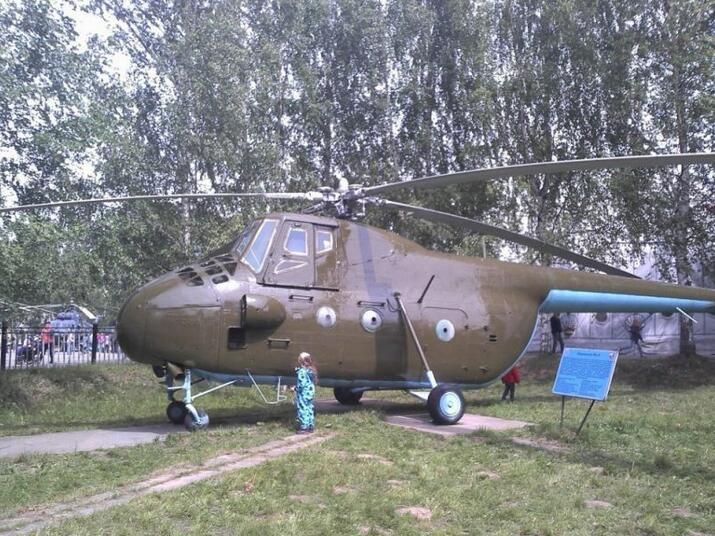 &uarr;图为经工厂翻修后，焕然一新的米-4直升机，已送入博物馆进行展览。