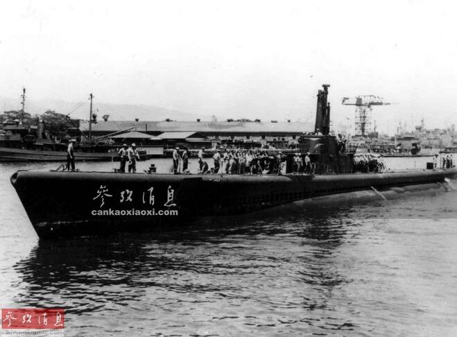 &uarr;提起二战美军潜艇，军迷们通常会想到的是射水鱼号和大青花鱼号这两艘战果丰硕的功勋艇，本期要介绍的也是一艘功勋艇&ldquo;刺尾鱼&rdquo;号，悲催的是该艇最后居然是被自己发射的鱼雷所击沉的。 图为美海军&ldquo;刺尾鱼&rdquo;号潜艇资料图。