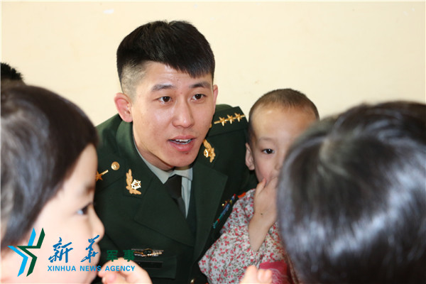 边检官兵春节前夕慰问包头市儿童福利院