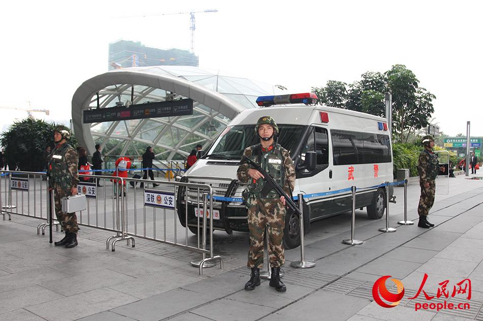 &uarr;&uarr;春节期间站岗执勤