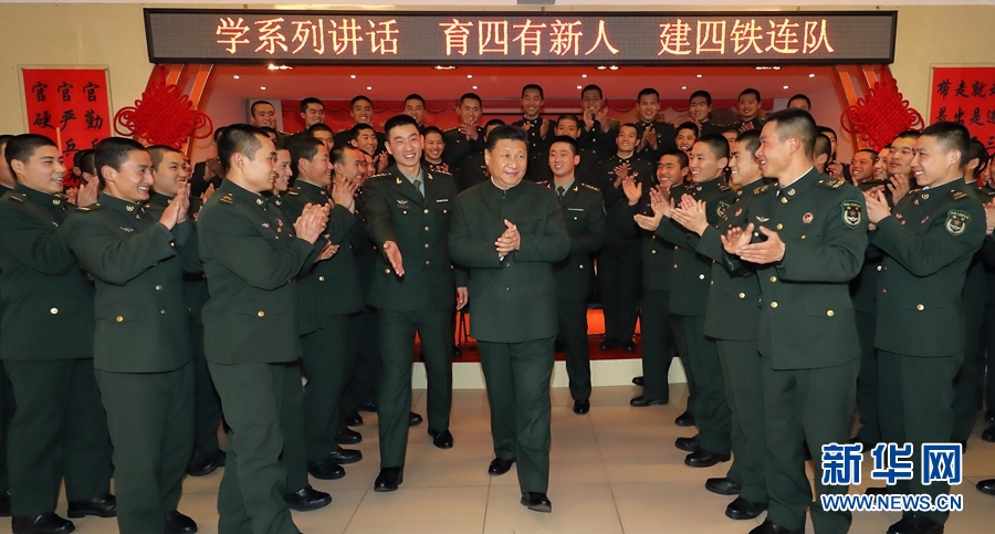 1月23日,习近平专程来到陆军第65集团军,深入基层连队,看望慰问官兵,代表党中央和中央军委,向全军指战员、武警部队官兵、民兵预备役人员致以诚挚问候和新春祝福。这是习近平在该集团军“大功三连”同官兵在一起。新华社记者李刚摄 1月23日,习近平专程来到陆军第65集团军,深入基层连队,看望慰问官兵,代表党中央和中央军委,向全军指战员、武警部队官兵、民兵预备役人员致以诚挚问候和新春祝福。这是习近平在该集团军“大功三连”同官兵在一起。新华社记者李刚摄