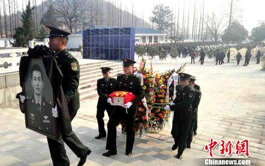 飞行员张浩烈士骨灰安放家乡当地群众挥泪送别（图）
