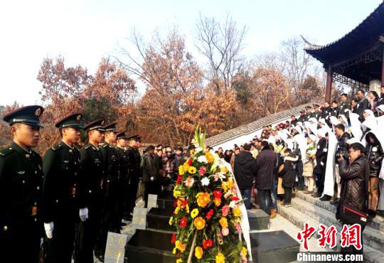 图为张浩烈士骨灰安放仪式在灌云烈士陵园举行。 夏兴俭 摄
