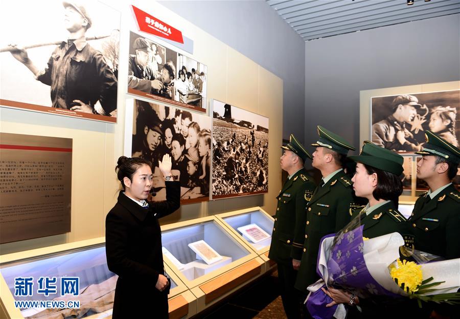 &uarr;3月4日，在抚顺雷锋纪念馆，辽宁边防总队沈阳边防检查站官兵聆听讲解，重温雷锋事迹。学雷锋纪念日前夕，辽宁抚顺雷锋纪念馆迎来大批参观者。社会各界人士到这里参观，缅怀雷锋同志，学习雷锋精神。 新华社记者李钢摄