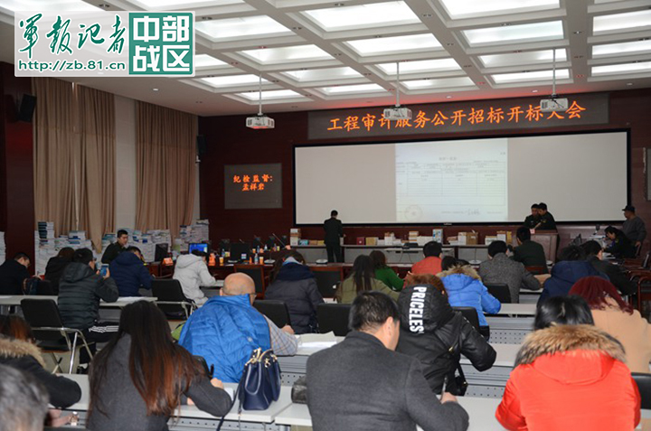 ↑投标单位共同参与、监督开标全过程。张秋 摄 ↑投标单位共同参与、监督开标全过程。张秋 摄