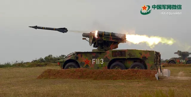 &uarr;对超低空高速靶标进行射击。（吴忠勇 摄）