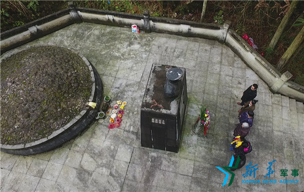 农民将军甘祖昌遗属清明前夕祭奠亲人