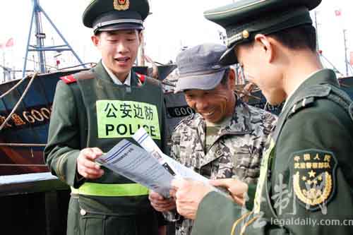 山东青岛边防休渔期前做好渔船民管理工作