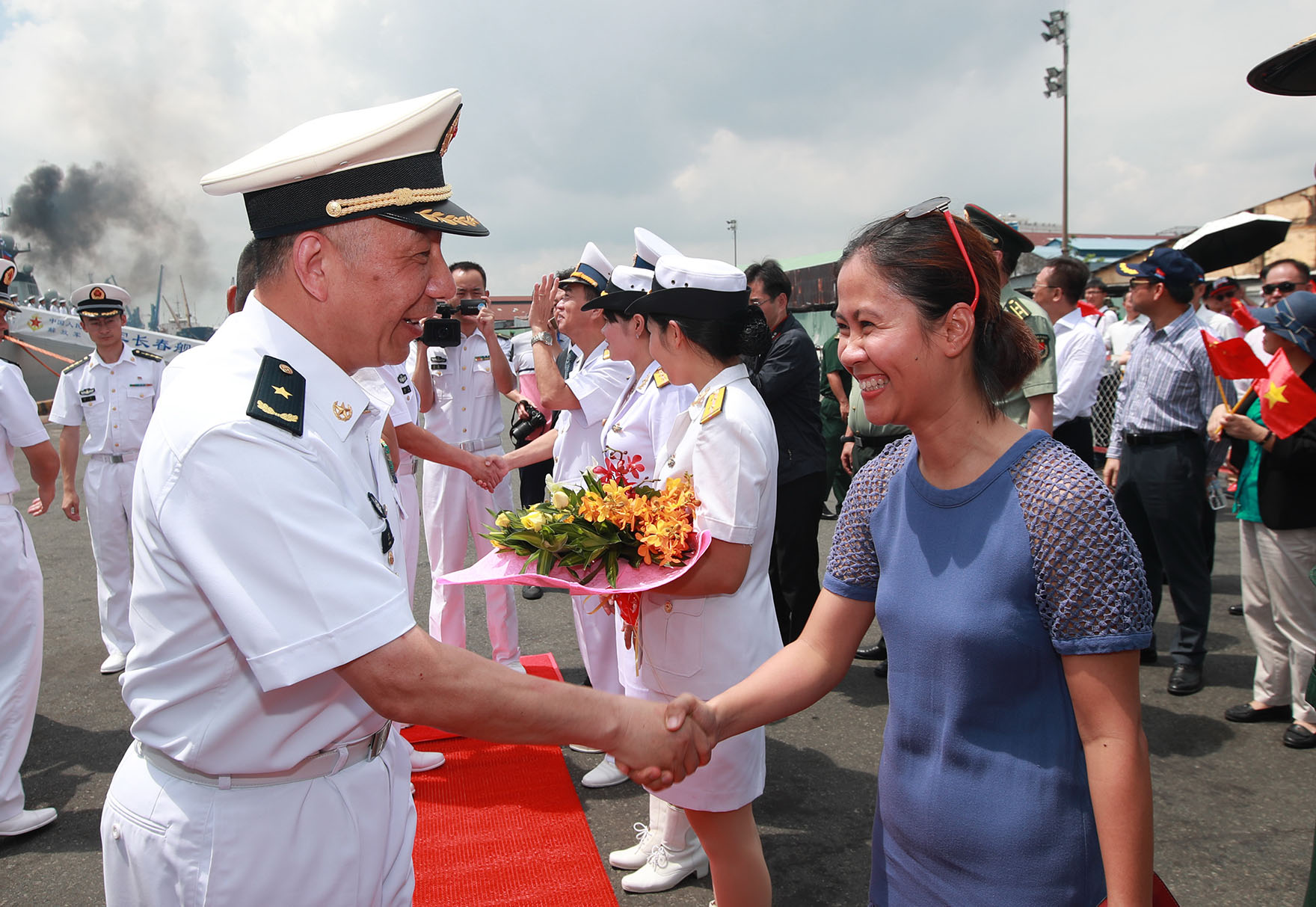 &uarr;5月9日，编队指挥员与越南胡志明市领导人握手告别。 禹威摄