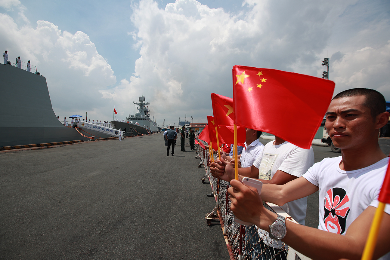 &uarr;5月9日，当地华人华侨到码头为我远航访问编队送行。禹威摄